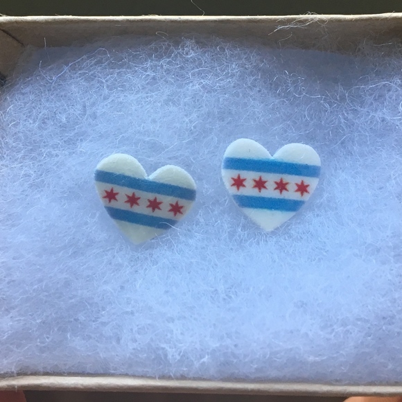 Chicago flag heart-shaped earrings + free Chicago heart patch - Picture 5 of 5